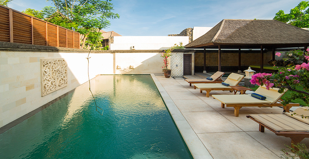 Villa Bayu Gita Residence - Pool and deckchairs